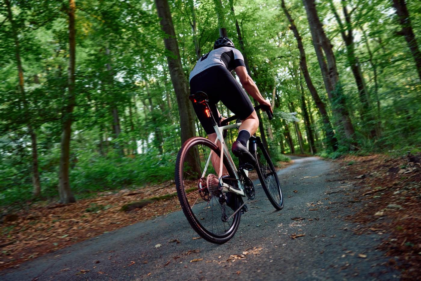Een fietser op een bospad