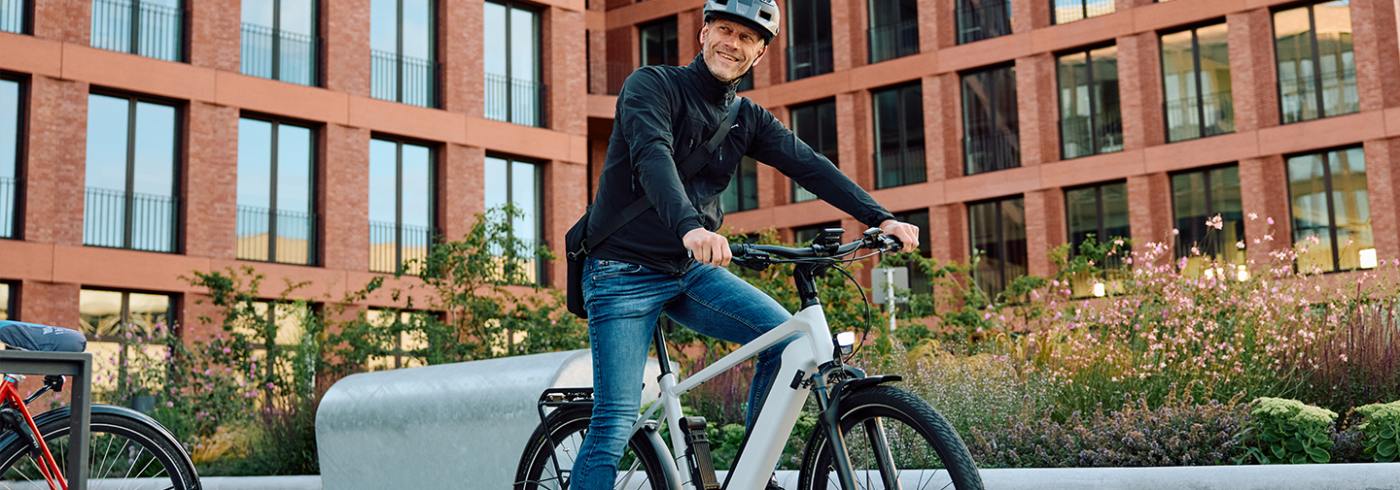 Een fietser voor het kantoor van Trelock