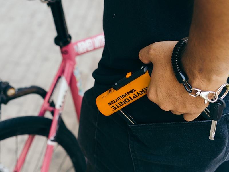 Een Kryptonite-slot in de hand van een fietser