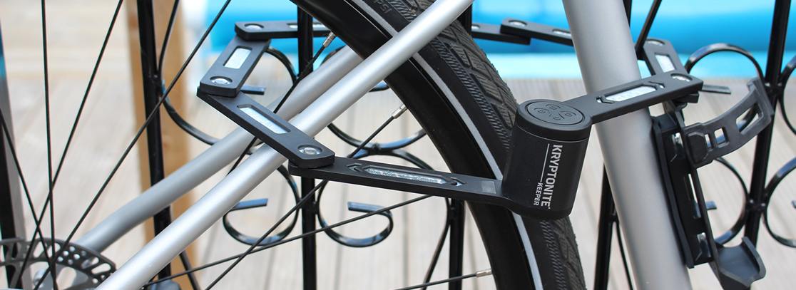 Een Kryptonite Keeper-vouwslot om een fietsframe